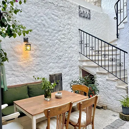 Krem Alaçatı